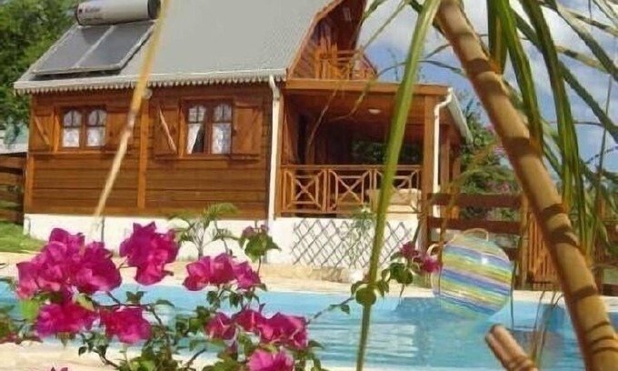 La Saline Les Bains Cabin | The charm of a wooden bungalow facing the lagoon, in a garden with pool