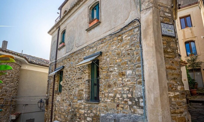 Castellabate Historic Centre Apartment | Discover the Village Charm at Studio 1 - Rated 9.8/10