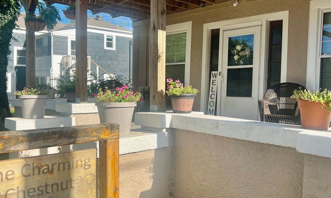 Arkansas City House | Top-Rated Chestnut Hotel: Family & Pet-Friendly Retreat