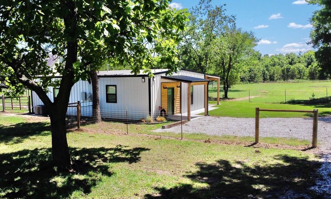 Tulsa Other | Relaxing Scissortail Farmhouse with Hot Tub near Downtown