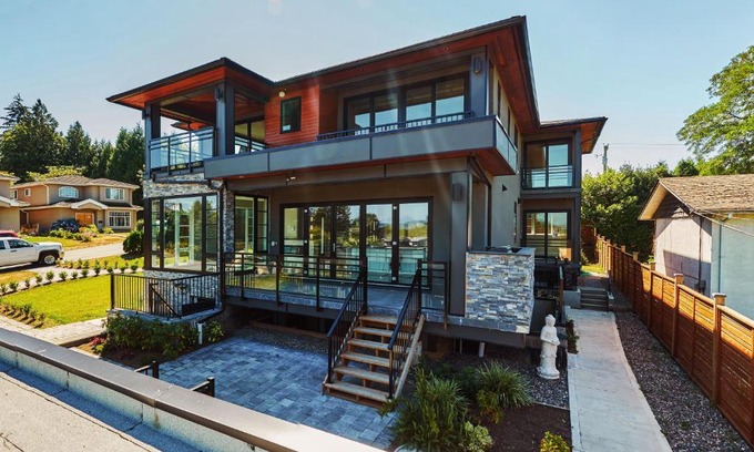 Burnaby House | Family-Friendly Retreat at The Chateau with Kitchen Amenities
