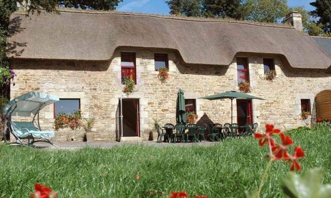 Baud House | Relax at THE CHAUMIERES de KERHOUIDEN with Pool & Breakfast