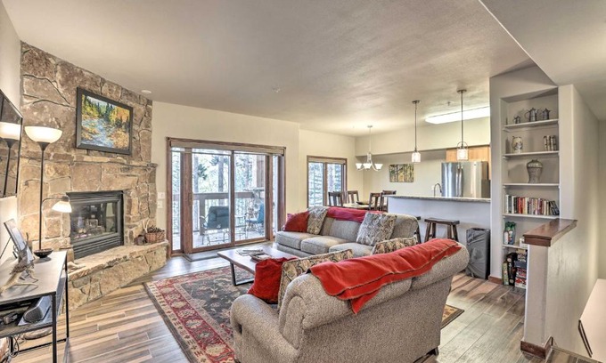Four O'Clock Apartment | Relaxing Chelsea Condo with Hot Tub and Pool Access
