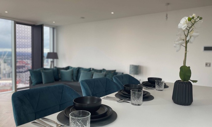 Castlefield Apartment | Modern Chelsea Suite in Manchester City Centre for Families