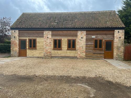 Wimbotsham Bed & Breakfast | Relax at The Chequers: Family-Friendly with Pool & Dining