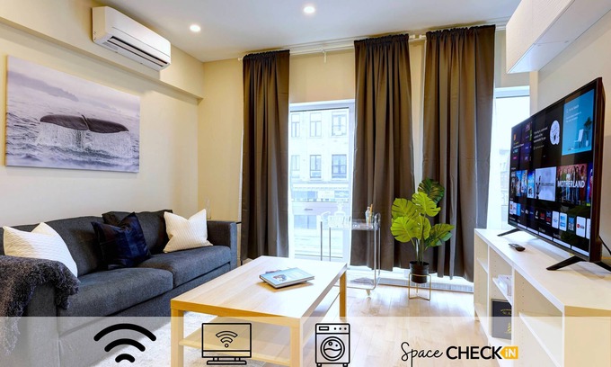 Plateau Mont Royal House | Unwind at The Chic Condo in Plateau - Family-Friendly Stay!