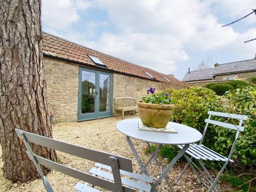 Upton Cheyney House | Top-Rated Family-Friendly Stay at The Chicken Shed