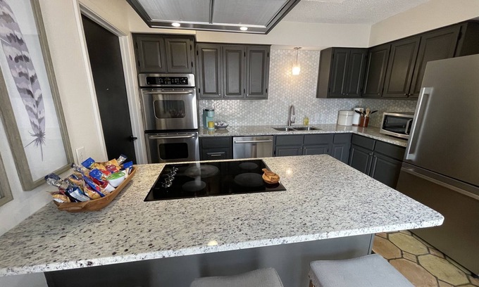Abilene House | Top-rated Chieftain Stay: Relax with Spa & Kitchen Amenities