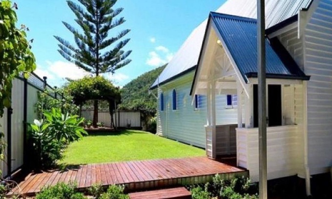 Somerset Dam House | Exceptional Lake View Stay at The Church Somerset Dam