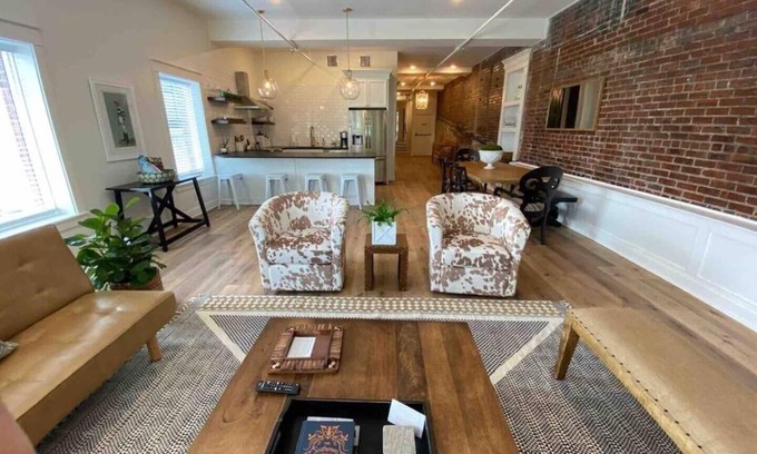 West Main Historic District Apartment | Stylish Derby Flat Near Downtown & Bourbon Trail - 10/10 Rating