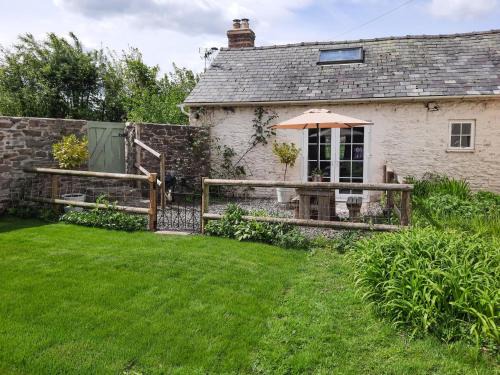 Combe House | Cozy Getaway at The Cider Barn - Family Friendly Stay