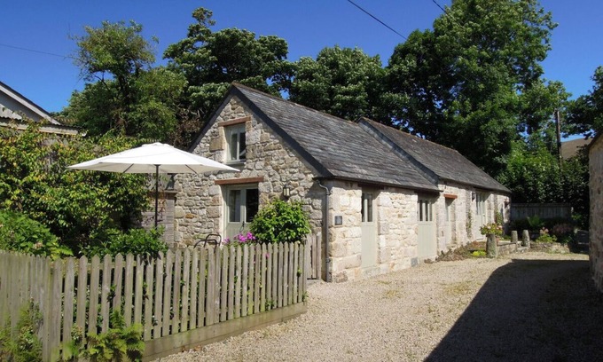 High Street Cottage | Family-Friendly Stay at Cider Barn - Lanjeth with Breakfast