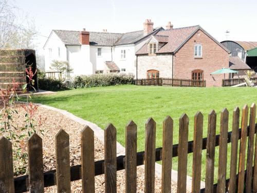Leominster House | Discover The Cider House: Pet-Friendly 4-Star Retreat