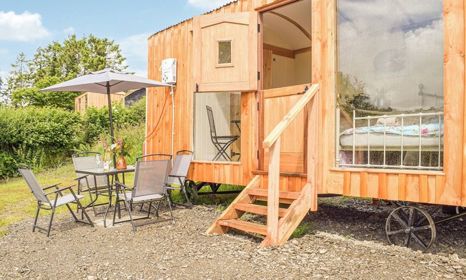 Caersws Cottage | Relaxing Shepherds Huts with Scenic Views and Pet-Friendly Stay