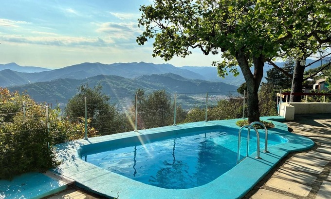 Cogorno Villa | Fabulous Cin Villa: Poolside Retreat with Ocean Views