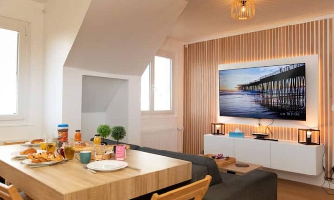 Boissy-Saint-Leger Apartment | Experience The Cinedream: Netflix, Parking & Spa in Paris