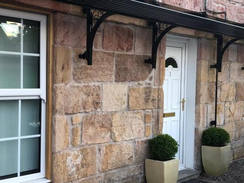 Tillicoultry Apartment | Cozy The Clacks Rustic Abode: Pet & Child Friendly Escape