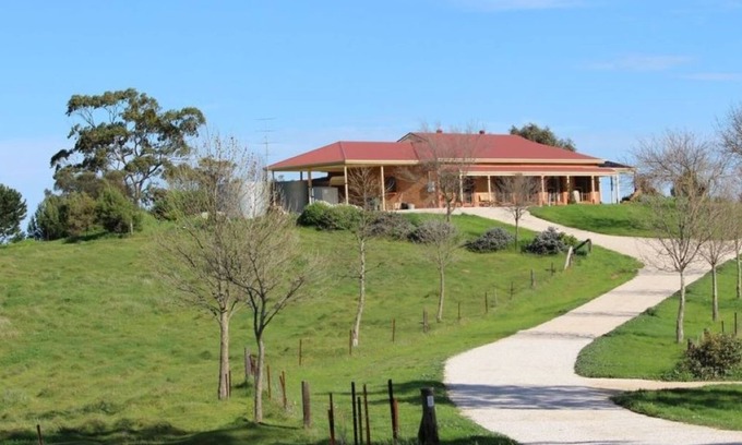Emu Flat House | Pet Friendly Clare View House with Ocean Views & Hot Tub