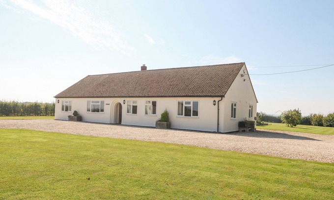 Witney Cottage | Cozy The Clealings: Pet-Friendly Retreat with Open Fire