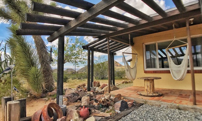 Monument Manor House | Discover The Clever Rabbit Joshua Tree – Pet-Friendly Retreat