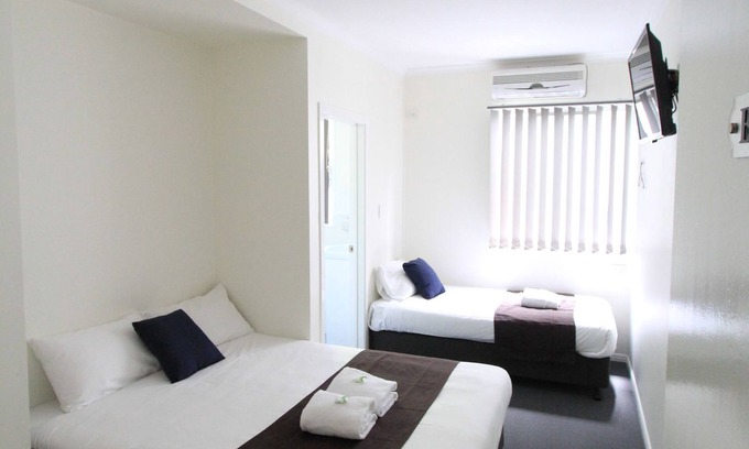 Kangaroo Point House | Cozy Cliff House: Family-Friendly Retreat with Breakfast
