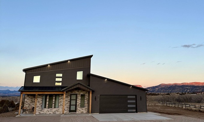 Hatch House | Unforgettable Stay at The Cliffs: Hot Tub & Breathtaking Views