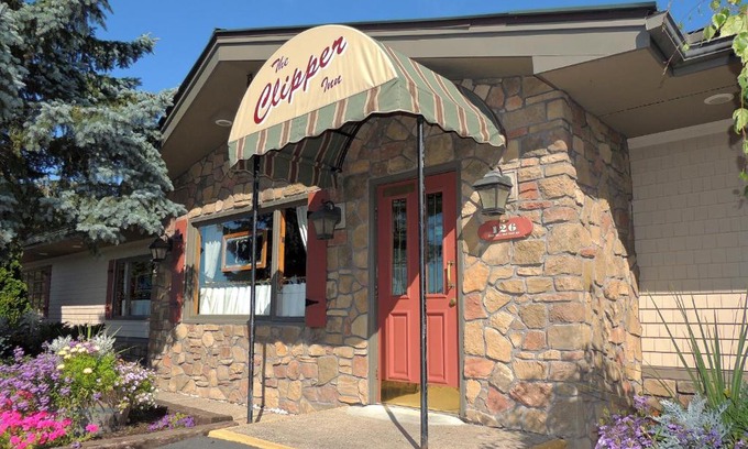 Frontenac Hotel | Inviting Stay at The Clipper Inn: Pet Friendly & Breakfast Included