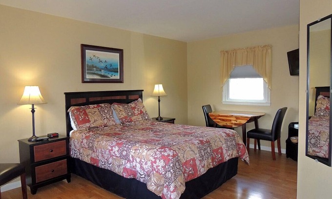 Frontenac Hotel | Relax at The Clipper Inn: Family-Friendly with Dining Options