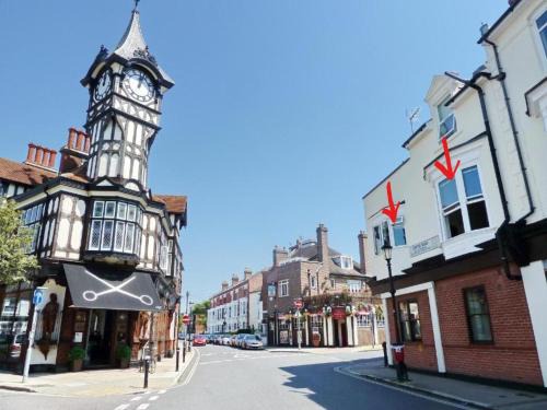 Portsmouth Apartment | Modern Clock Tower Apartment in Southsea - Sleeps 4, Pet Friendly