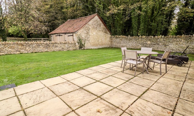 South Cerney Cottage | Discover The Clock Tower: Family-Friendly with Breakfast