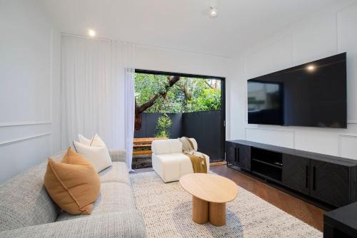 Cooks Hill House | Modern Designer Pad at The Cloudscape - Family-Friendly Stay