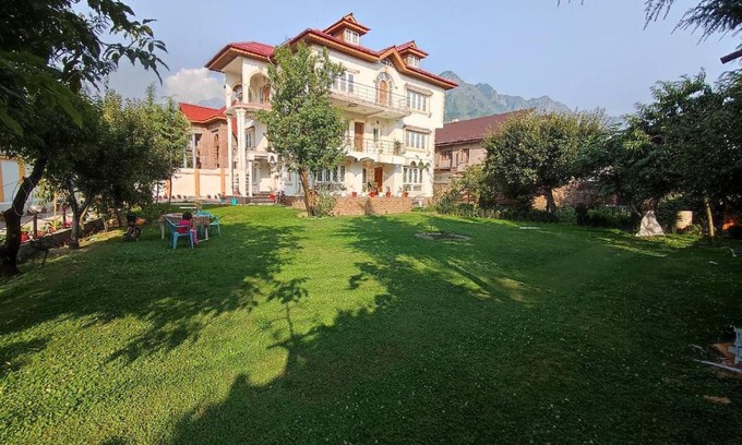 Nishat-Shalimar House | Stay at The Clover Inn: Family-Friendly with Hot Tub & More