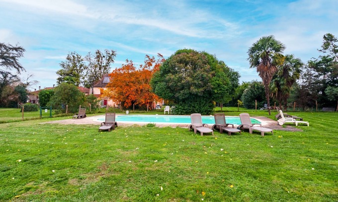Osserain-Rivareyte House | Discover The Coach House with Shared Pool and Great Amenities