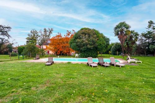 Osserain-Rivareyte House | Comfortable Stay at The Coach House with Shared Pool