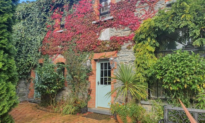 Killarney House | Pet-Friendly Retreat at The Coach House: 4-Star Perfection