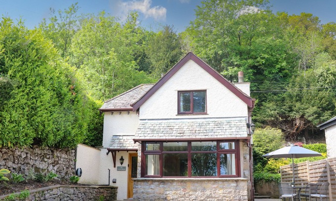 Arnside House | Family-Friendly Coach House with Garden in Scenic Arnside