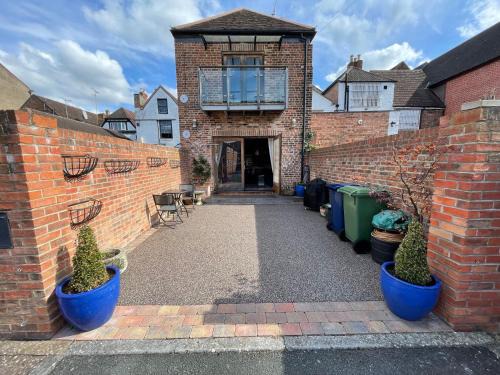 Tewkesbury House | Pet-Friendly Stay at The Coach House - 4 Star Comfort Awaiting