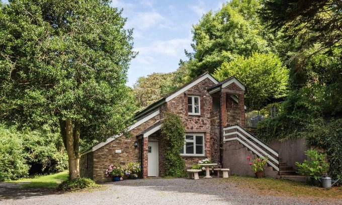 Kingsbridge Cottage | Relaxing Coach House @ Lower Coombe Royal with Hot Tub