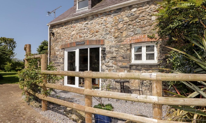 Haverfordwest Cottage | Pet-Friendly Coach House with Cozy Open Fire in Wolfscastle