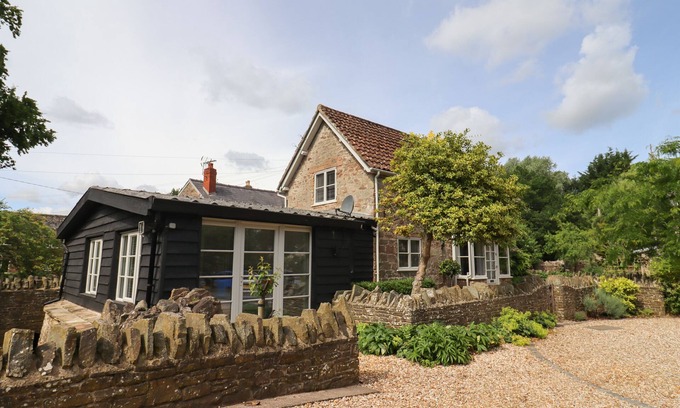 Walford Cottage | Pet-Friendly Coach House with Pool in Ross-On-Wye