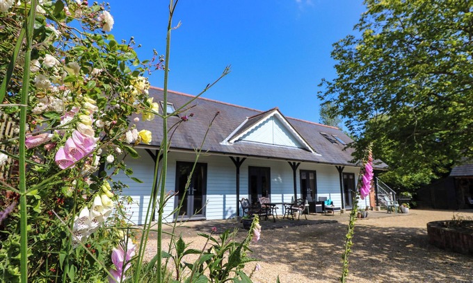 Ryde Cottage | Pet-Friendly Coach House with Garden in Wootton Bridge