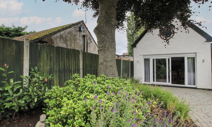 Newcastle-Under-Lyme House | Pet-Friendly Retreat at The Coach House with Beautiful Garden