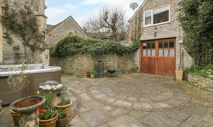 Somerton Cottage | Discover The Coach House: Romantic Cottage with Spa & Hot Tub
