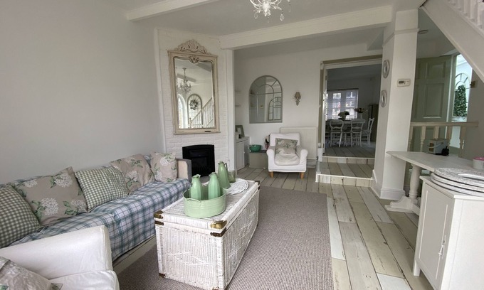 South Norwood House | Top-Rated Coach House with Scenic Views & Family-Friendly Perks