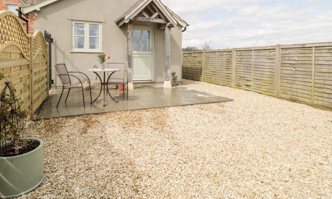 Wedmore Cottage | THE COAL HOUSE AT MENDIP VIEW, with a garden in Wedmore
