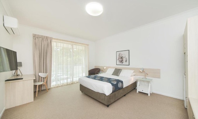 Cooee Bay Hotel | Discover The Coast Motel: 4-Star Escape with Pool Access