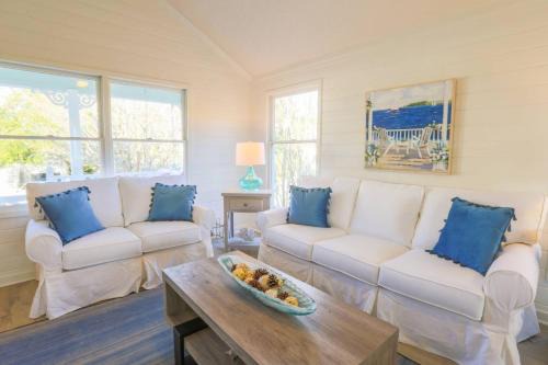 Pelican Bay House | Coastal Cottage: Family-Friendly Stay with Pool Access