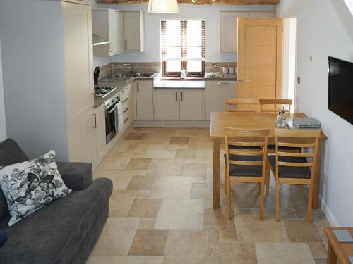 Shaldon House | Discover The Cob Barn - Top-Rated Family-Friendly Stay