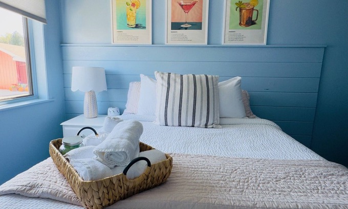 Sandusky Hotel | Relax at The Cocktail Cabin Near Cedar Point Attractions