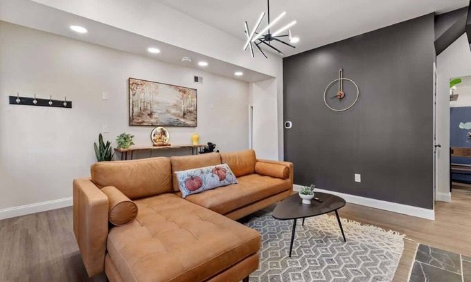Mount Washington House | Experience Colorful Comfort at Mt Washington with Deck